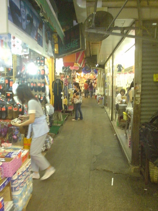 香港の細い路地