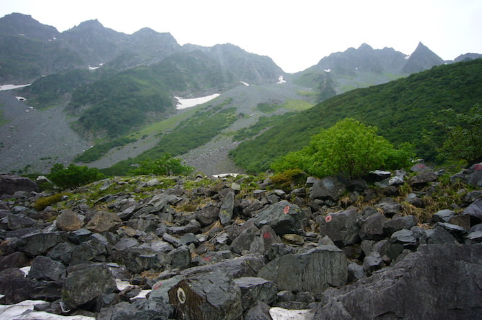 穂高岳山荘へのガレ場