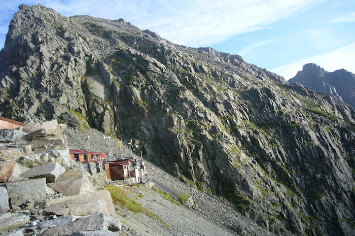 穂高岳山荘と涸沢岳