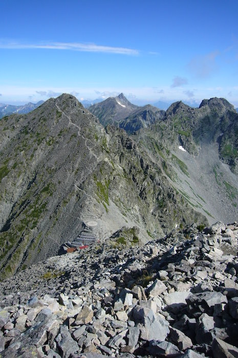 遠くに槍ヶ岳