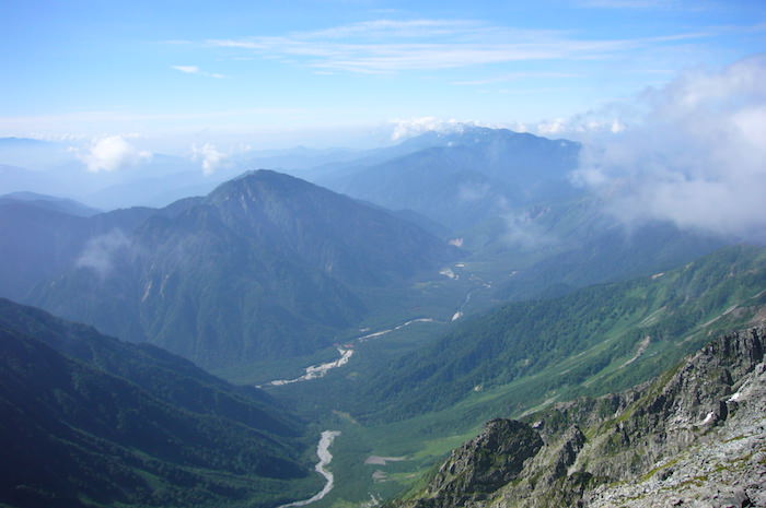 奥穂高岳山頂から上高地側の景色