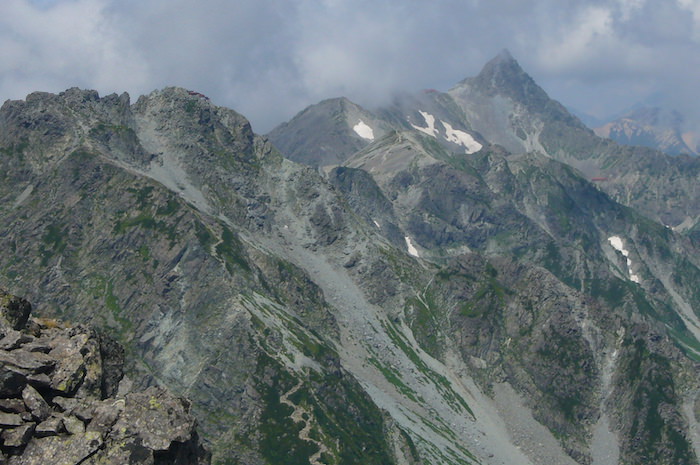 前穂高岳山頂から見た槍ヶ岳