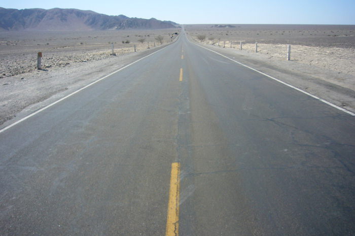 ナスカの地上絵まで延々と続く道路