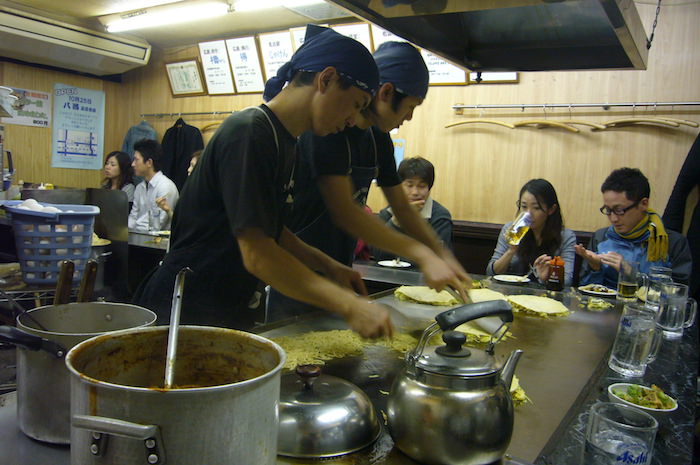 八昌の広島焼きを焼いているところ