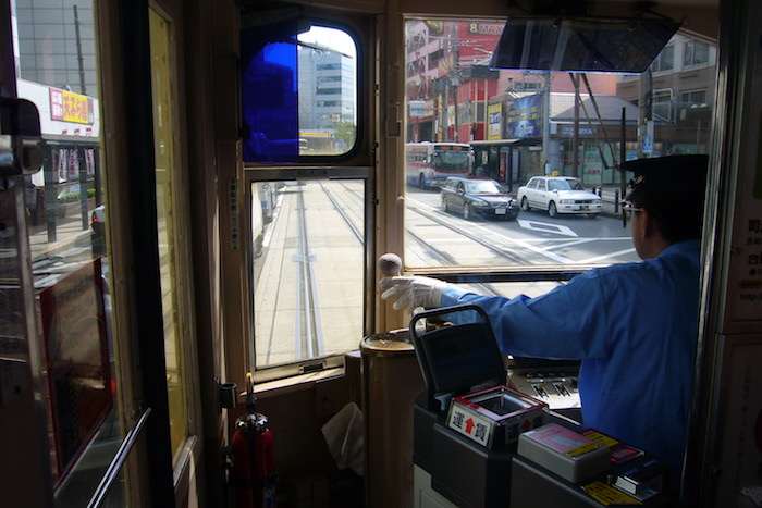 長崎の路面電車の運転席