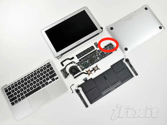 濡れていると予想されるところは、CPUやメモリからは離れているが、電源スイッチの箇所。 濡れていると予想されるところは、CPUやメモリからは離れているが、電源スイッチの箇所。