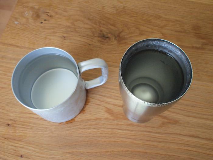 サーモスのタンブラーとアルミのマグカップとの保冷性比較