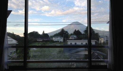 温泉宿「大池ホテル」の窓から富士山が見える