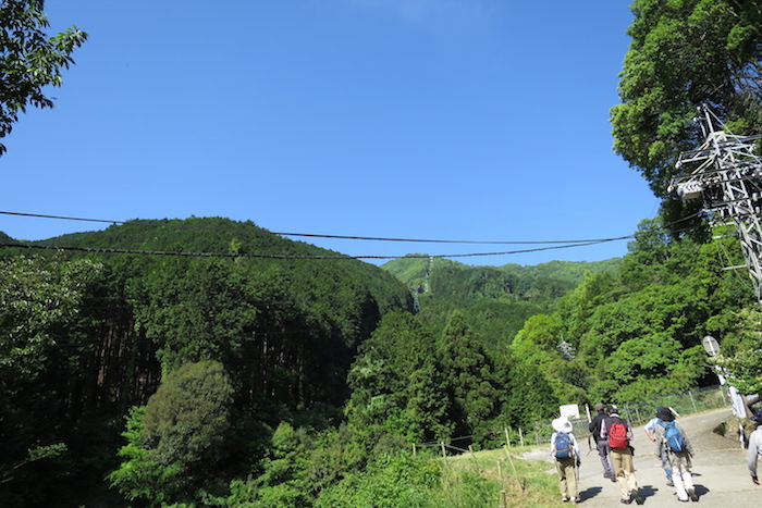 ロープウェイ乗り場から登山口へ