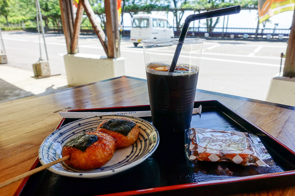 つづら尾崎展望台で軽食(揚げ餅)