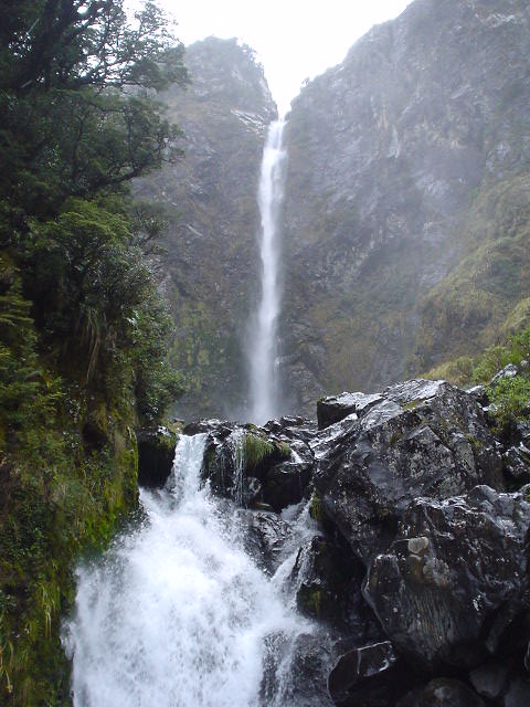 デビルズ・パンチボール滝(Devils Punchbowl Falls)