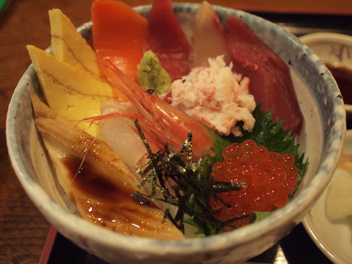 近江町市場で海鮮丼