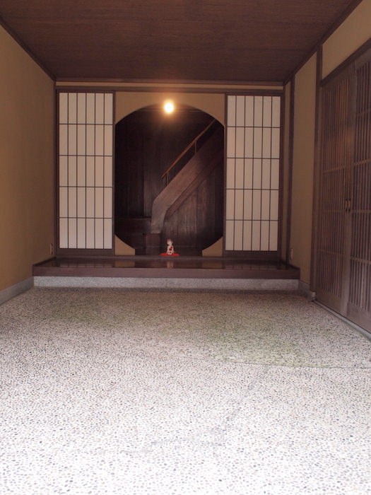 玄関の奥にお人形