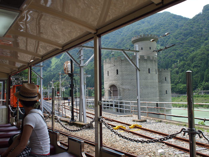 黒部峡谷トロッコ電車の景色