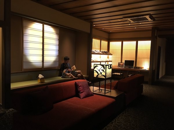 あわじ浜離宮館内の読書コーナー