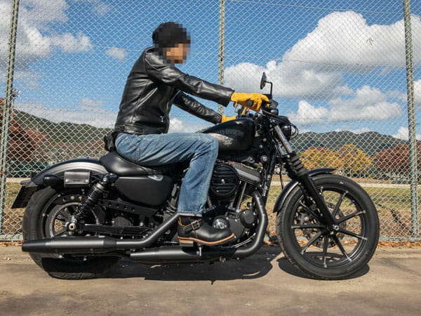 身長180cmでXL883N ミッドコントロールのライディングポジション