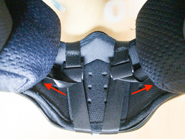 ヘルメットインナーに潜らせて固定