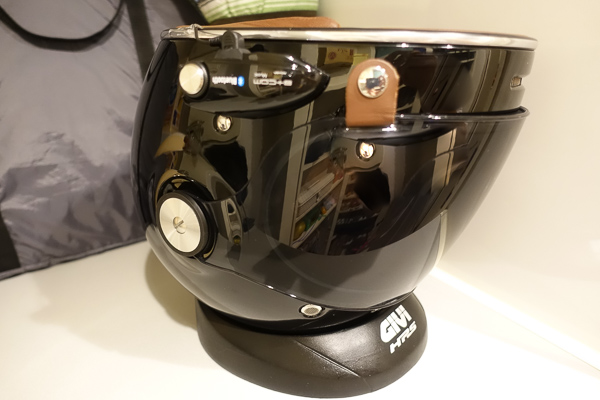GIVI ヘルメットホルダーで逆さ置き