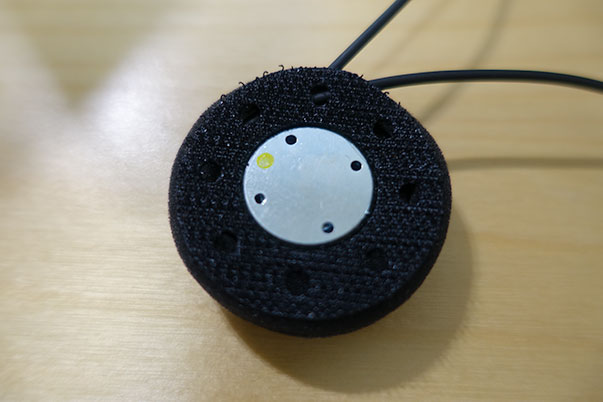 NEO. B+COMスピーカーはマジックテープで貼り付け可能