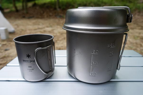 スノーピークのチタン製クッカーとマグ