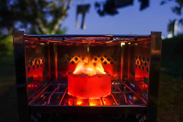 キャンプテンスタッグのBBQコンロB6型に炭はロゴスのミニラウンドストーブ