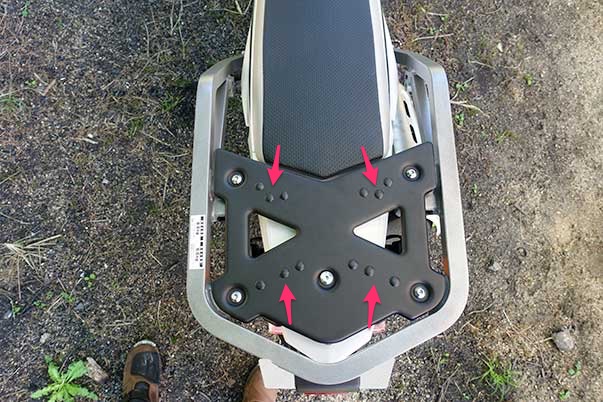 セロー250アドベンチャーキャリア天板のボルト穴の場所