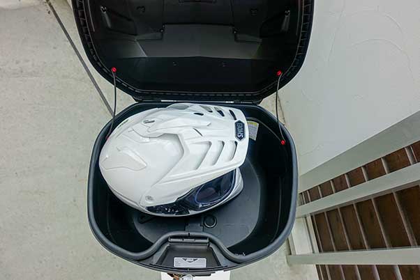 リアボックス GIVI B37はオフロードヘルメットが入る大きさ