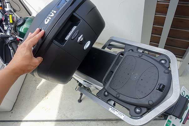 リアボックス GIVI B37は取り付け・取り外しがワンタッチで簡単