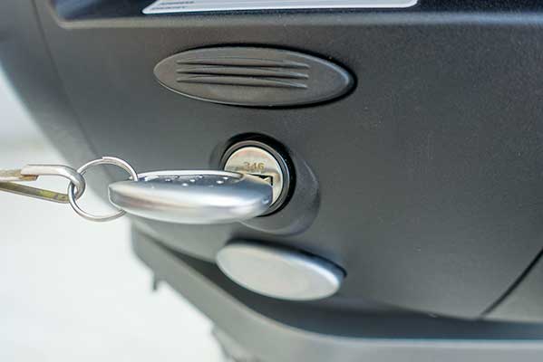 リアボックス GIVI B37は鍵でロック可能