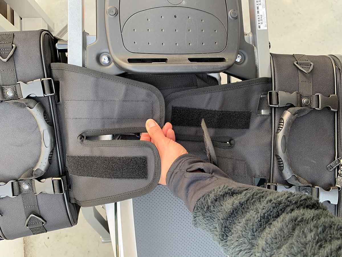 セローのアドベンチャーキャリア越しだとツアーシェルケースのフラップが届かない