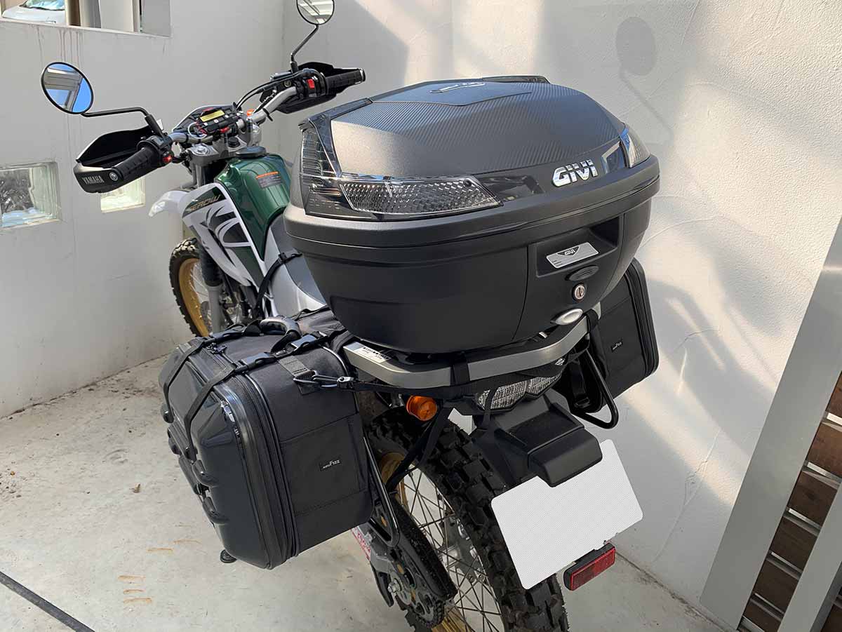 セローにリアボックスとツアーシェルケース2装着