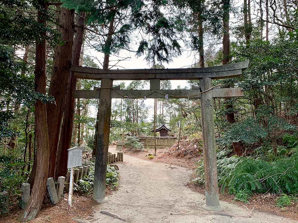 甘南備山 山頂にある神南備神社
