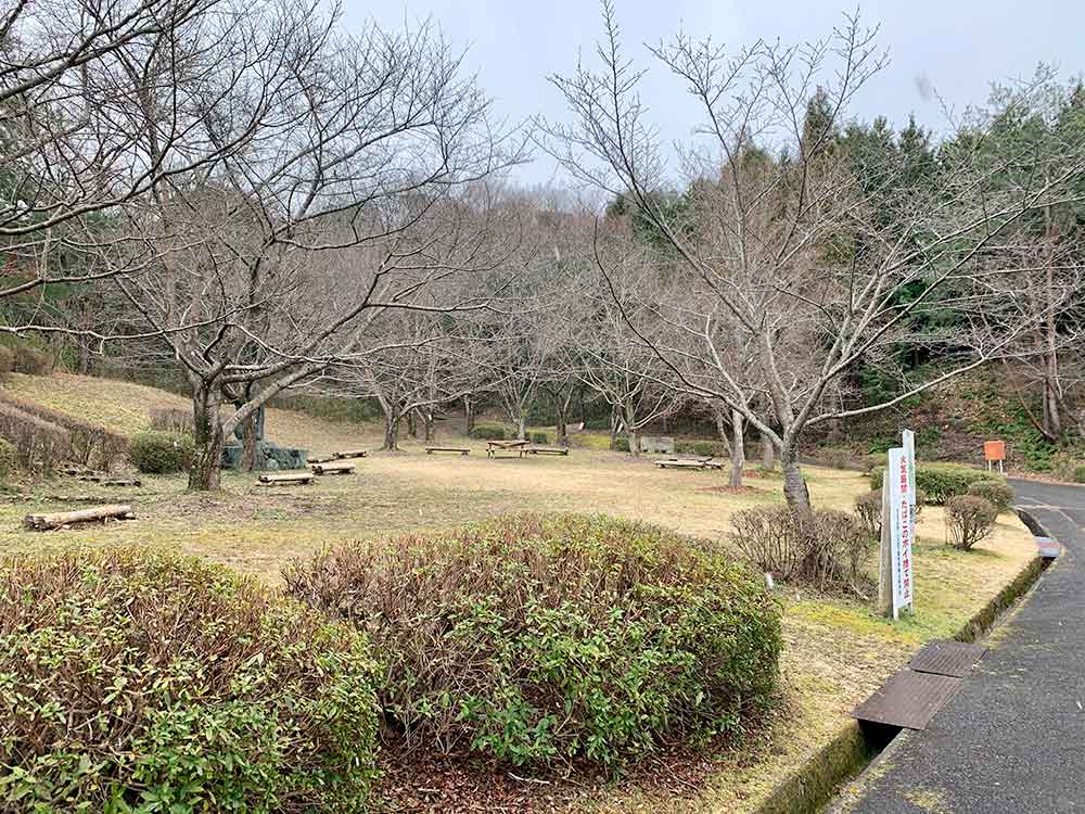 甘南備山の芝生広場