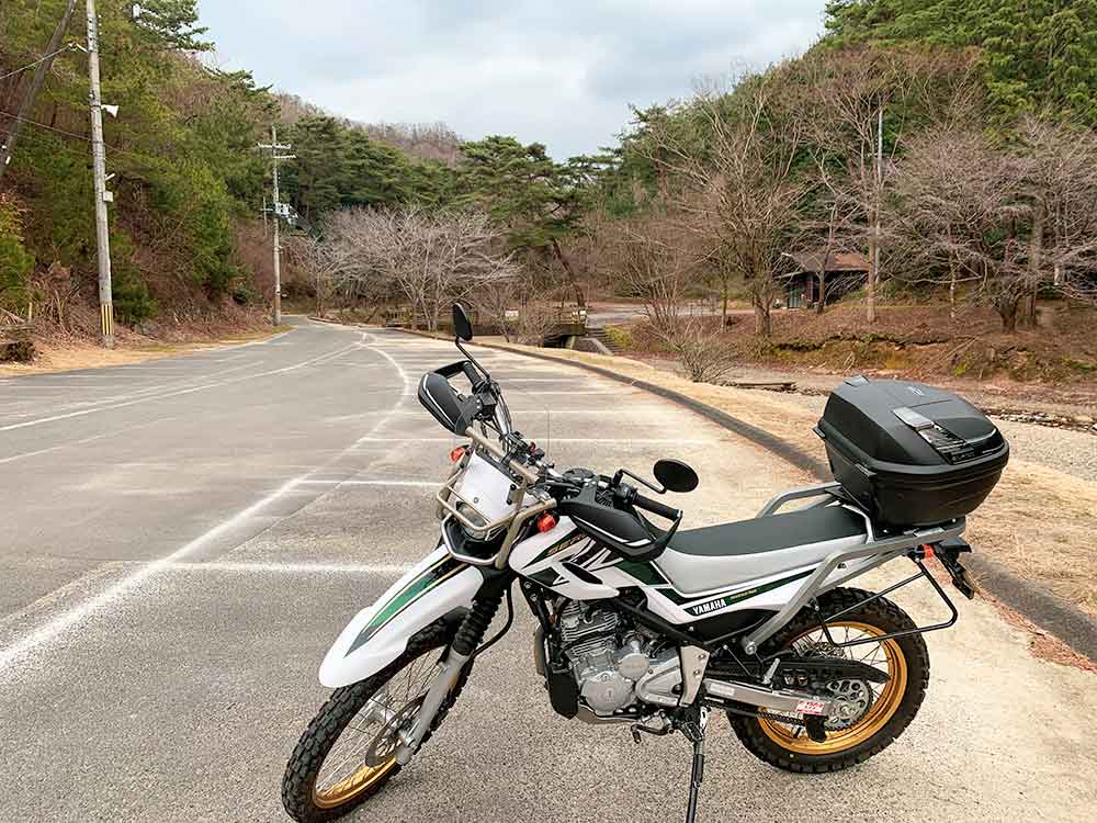 山城町森林公園の駐車場にバイクを停めてスタート