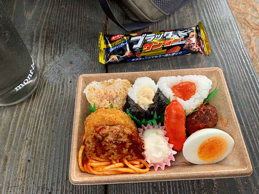 ハイキングでよく食べるブラックサンダー ネクストギア