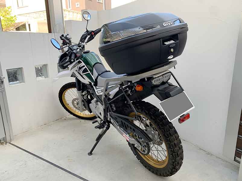 セローにリアボックスGIVI B47を搭載
