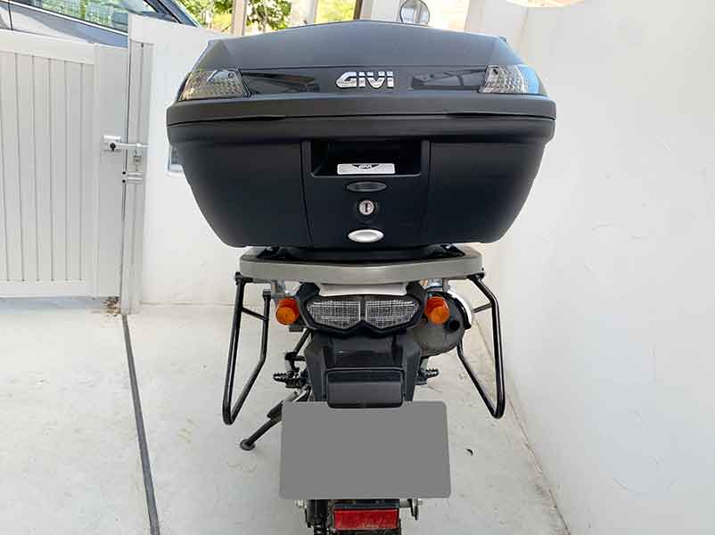 セローにリアボックスGIVI B47を搭載(後ろから幅を確認)