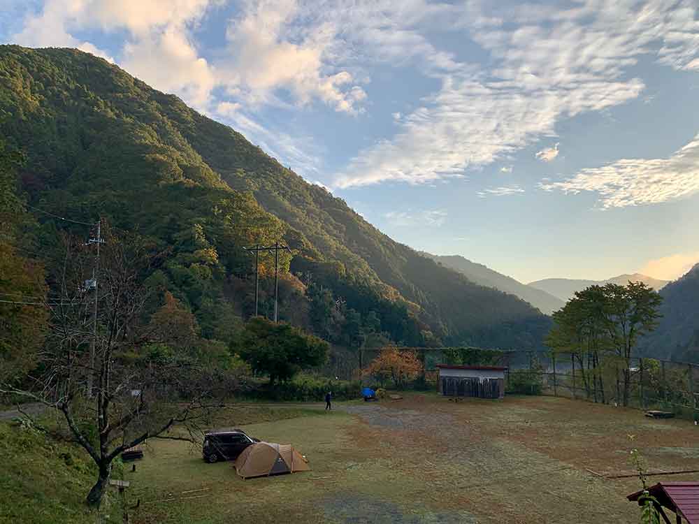 天滝公園キャンプ場の早朝、オート区画サイト