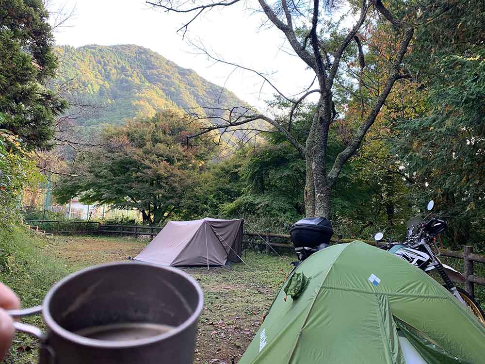 山に射す朝日を見ながら飲むコーヒー