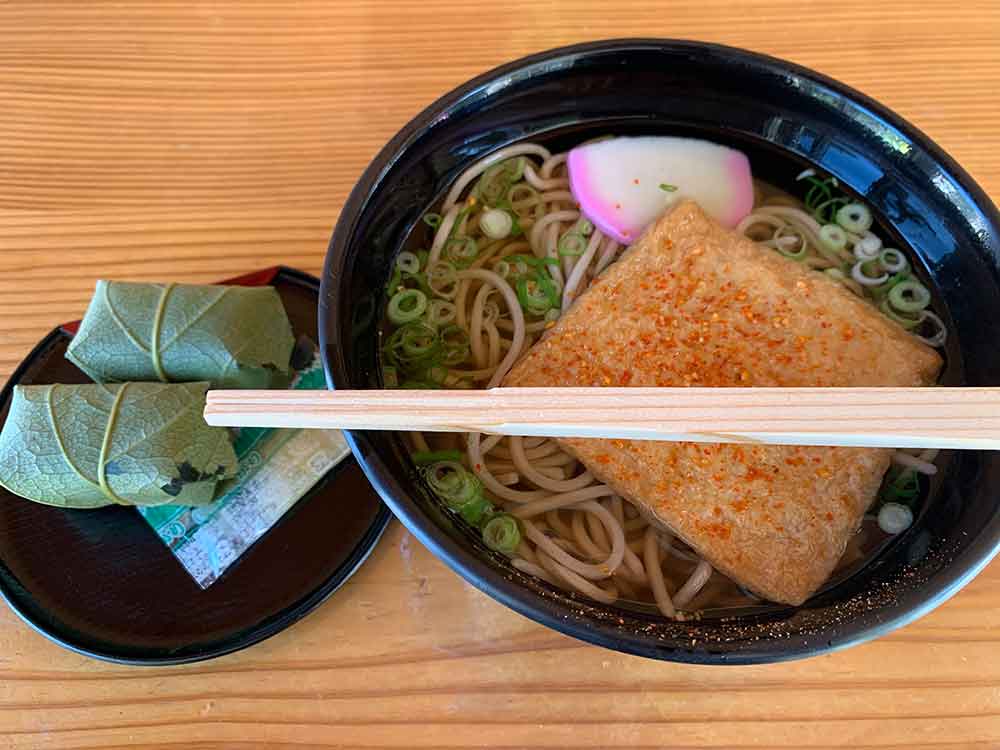 道の駅「杉の湯川上」で食べた、きつねそば・柿の葉寿司の定食