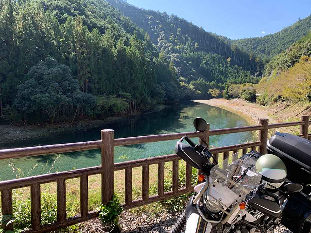 169号線沿いのキレイな川とセロー