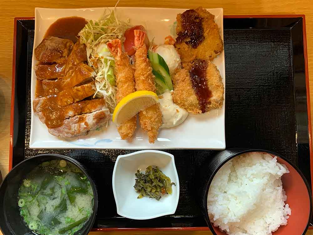 371号線にある、「とんかつ定」で食べた定食
