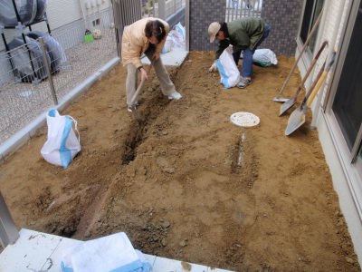 芝生の土作り 水はけの改善と肥料の投入 やまむブログ