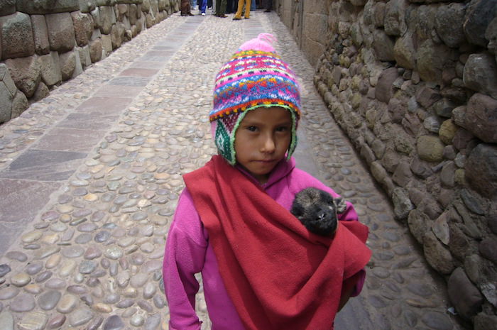 ペルー クスコ 民族衣装の子供