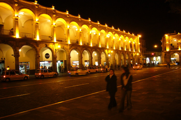 ライトアップされたアレキパのアルマス広場
