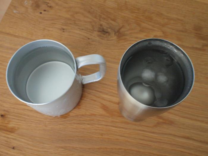 サーモスのタンブラーとアルミのマグカップとの保冷性比較