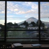 温泉宿「大池ホテル」の窓から富士山が見える
