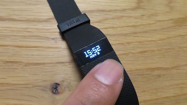 Fitbit Charge HR タップで時計表示