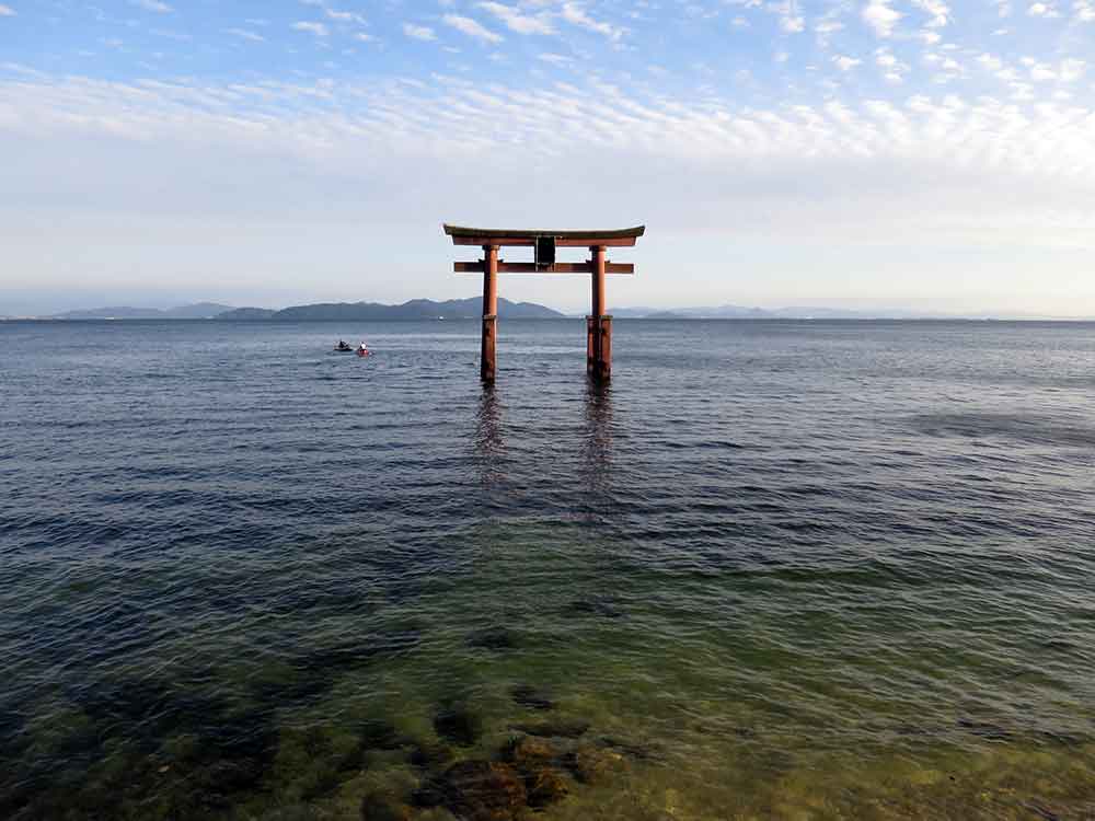 琵琶湖に浮かぶ白鬚神社の鳥居