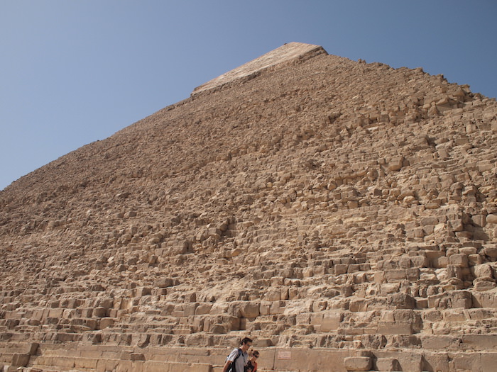 下から見上げるカフラー王のピラミッド